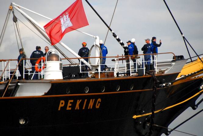Die PEKING mit Hamburger Stadtflagge auf der Elbe kurz vor Hamburg am 7.9.2020 &copy; Andreas Zedler