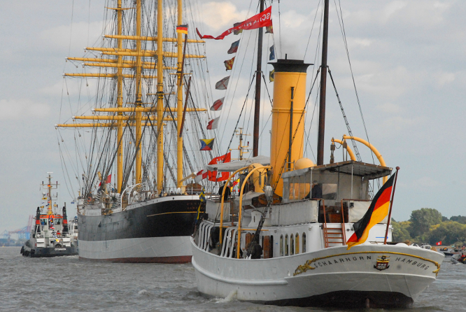 Die PEKING auf dem Heimweg nach Hamburg begleitet von einer Ehreneskorte aus Traditionsschiffen wie dem Peil- und Bereisungsdampfschiff SCHAARHÖRN am 7.9.2020 &copy; Andreas Zedler