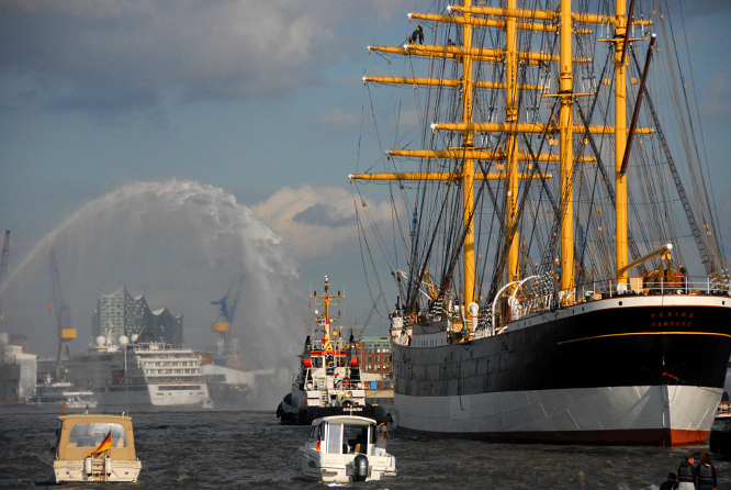 Die PEKING in Sichtweite der Hamburger Elbphilharmonie am 7.9.2020 &copy; Andreas Zedler