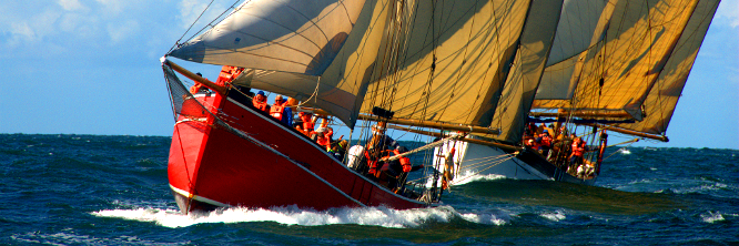 GEFION und ALEXA hart am Wind vor Rostock auf der Haikutter-Regatta 2016 &copy; Andreas Zedler